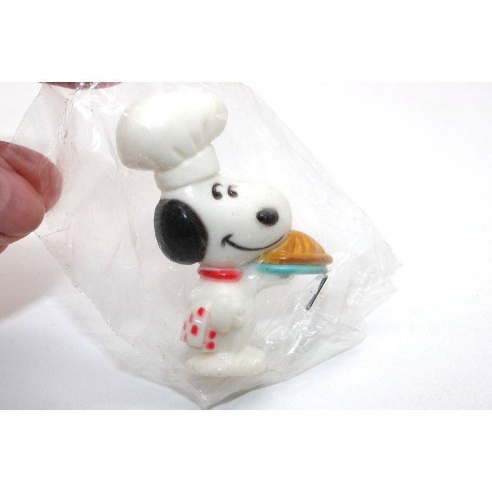 VTG 1958-1966 Peanuts SNOOPY Magnet w/ Chef Hat & Pie NEW